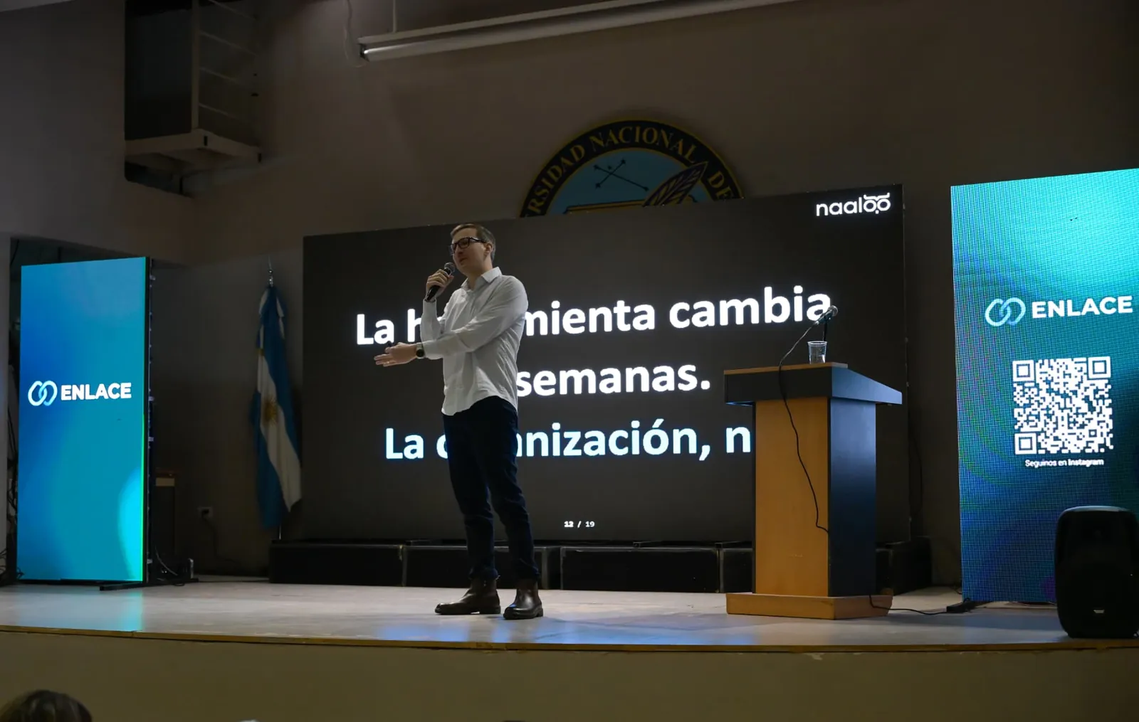 Mauro Gesuitti dando una charla sobre Naaloo en el escenario del evento Enlace